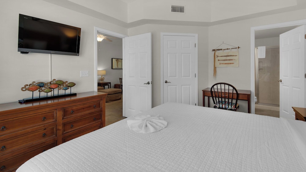 3br/2ba, Sleeps 6, BBQ Grill, Pool, Beach Access + Free Attraction Tickets!