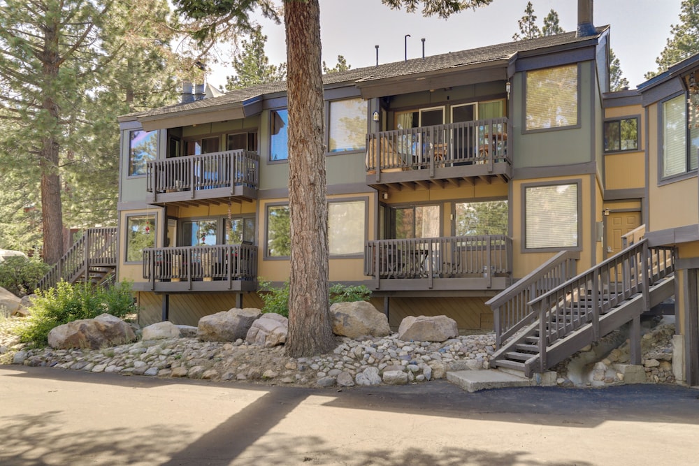 5 Mi to Mammoth Mtn Ski Area: Condo w/ Views! view 4