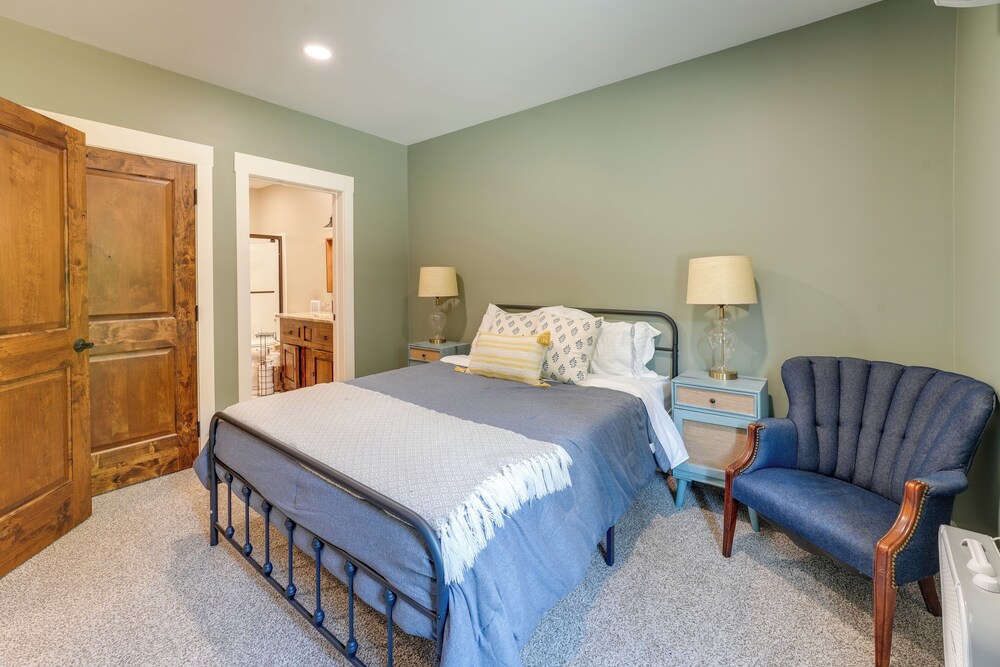 400 Acres on Lavender Mtn: Getaway w/ Hot Tub!