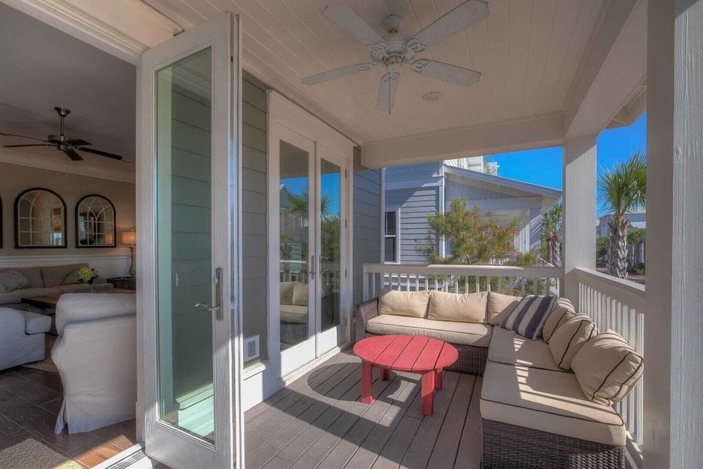 Barefoot Paradise by Avantstay Walk to Beach, Pool, Bikes