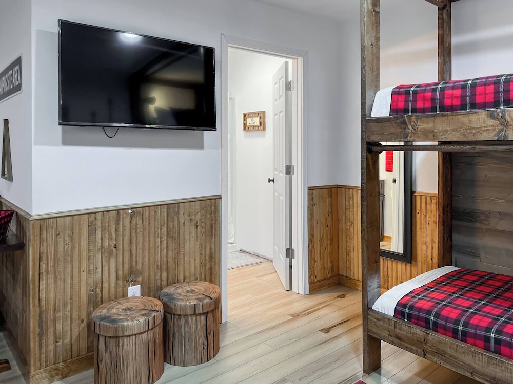 3 Kings 4 Bunks-sleeps 10-smart TV X6-parking out Front-full Kitchen-hot Tub