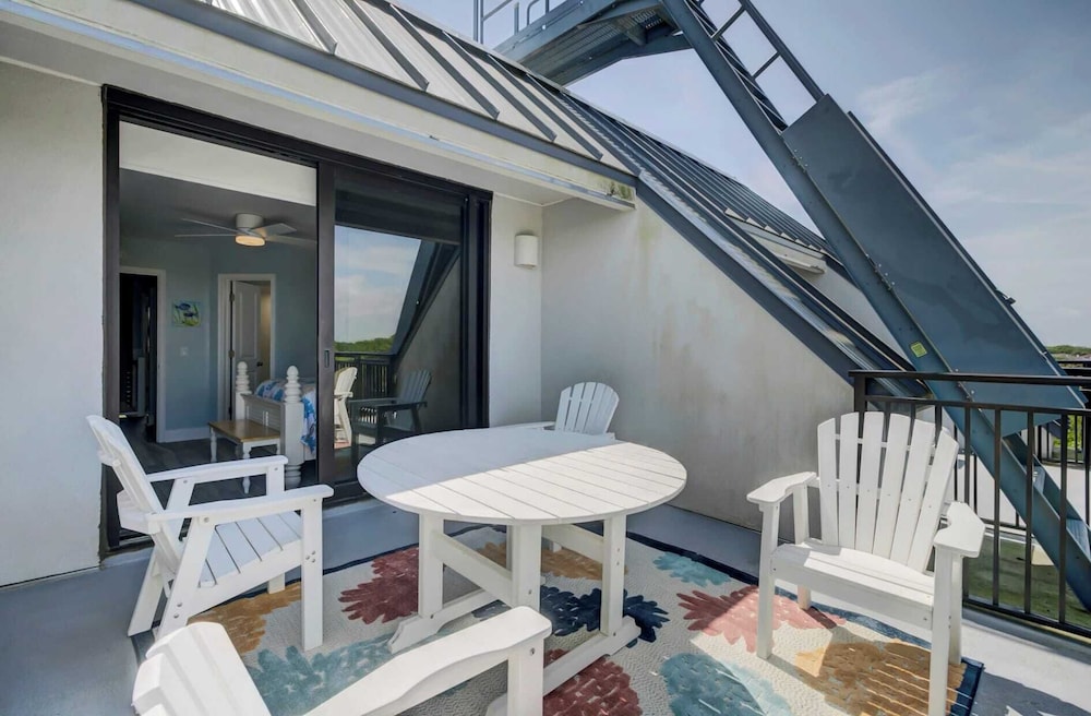 423 C Shipwatch by Avantstay Ocean Views Community Pool Close to Beach