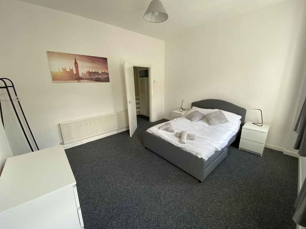 Beautiful Modern 3-bed House in Wallasey Near City view 3