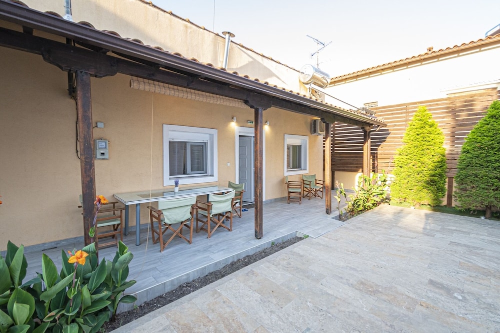 Alley House by Rentalspro