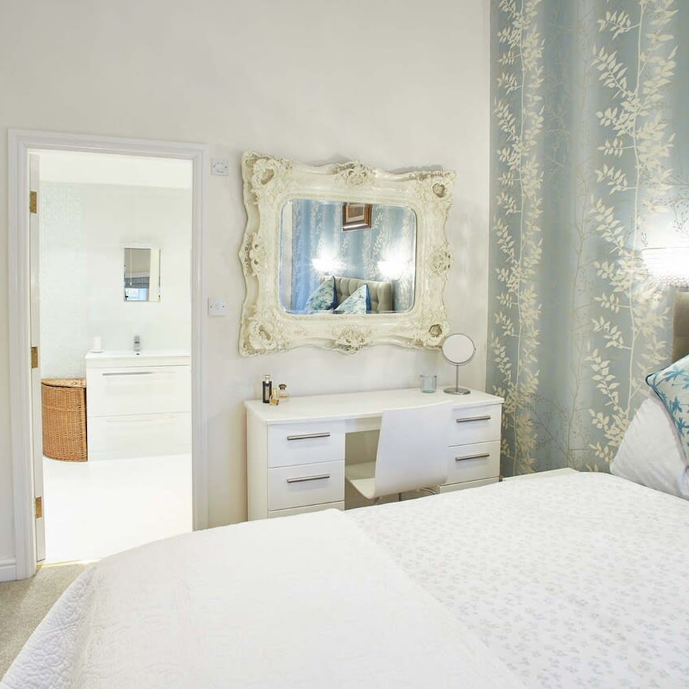 Host Stay Rosella Cottage