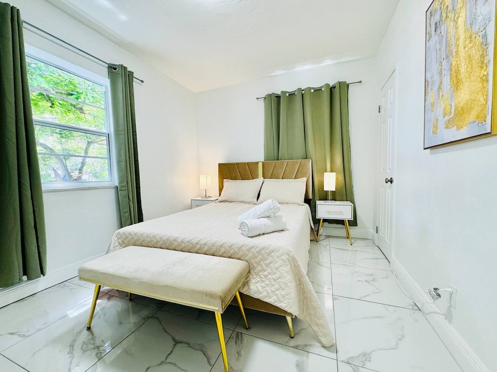 Modern 2-bedroom Retreat Near Beach Airport