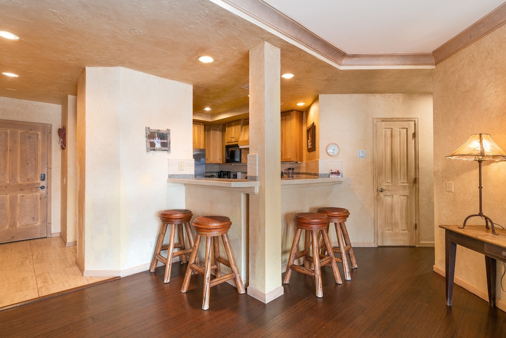 Centrum 302 by Avantstay Gorgeous Condo w/ Great Views & Steps Away From Ski Runs! view 2