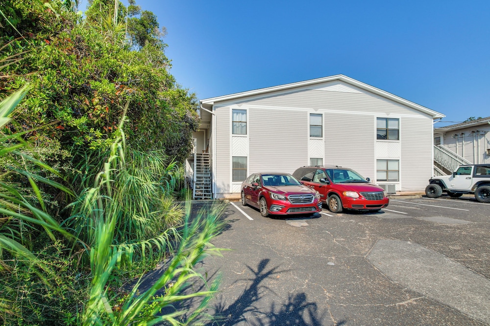 8 Mi to Beaches: Relaxing Retreat in Gulf Breeze
