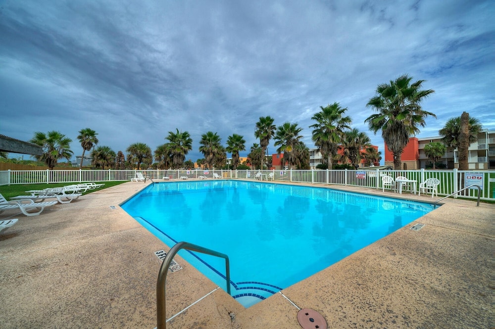 Bubbly Blew by Avantstay Beachfront Condo View