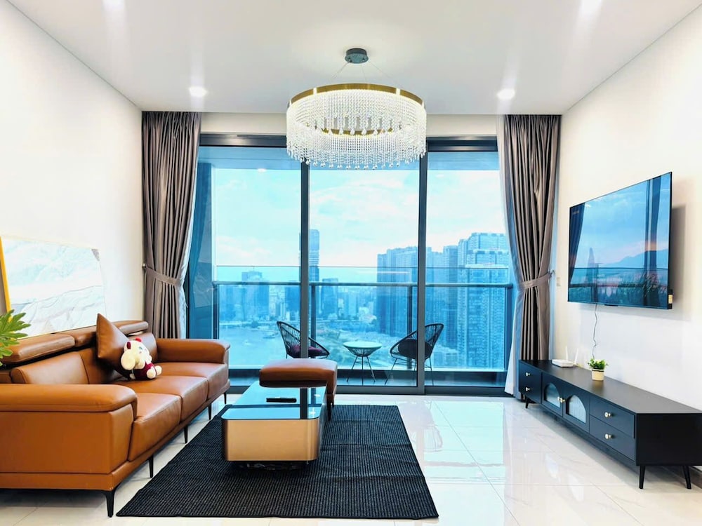 Skyway White & Silver Riverside Resident - Binh Thanh, HCM