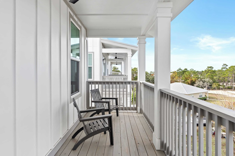 2 Homes in Inlet Beach by Avantstay Sleeps 24, Walk to Beach, Free Golf Cart, Rooftop Decks, Pool Access