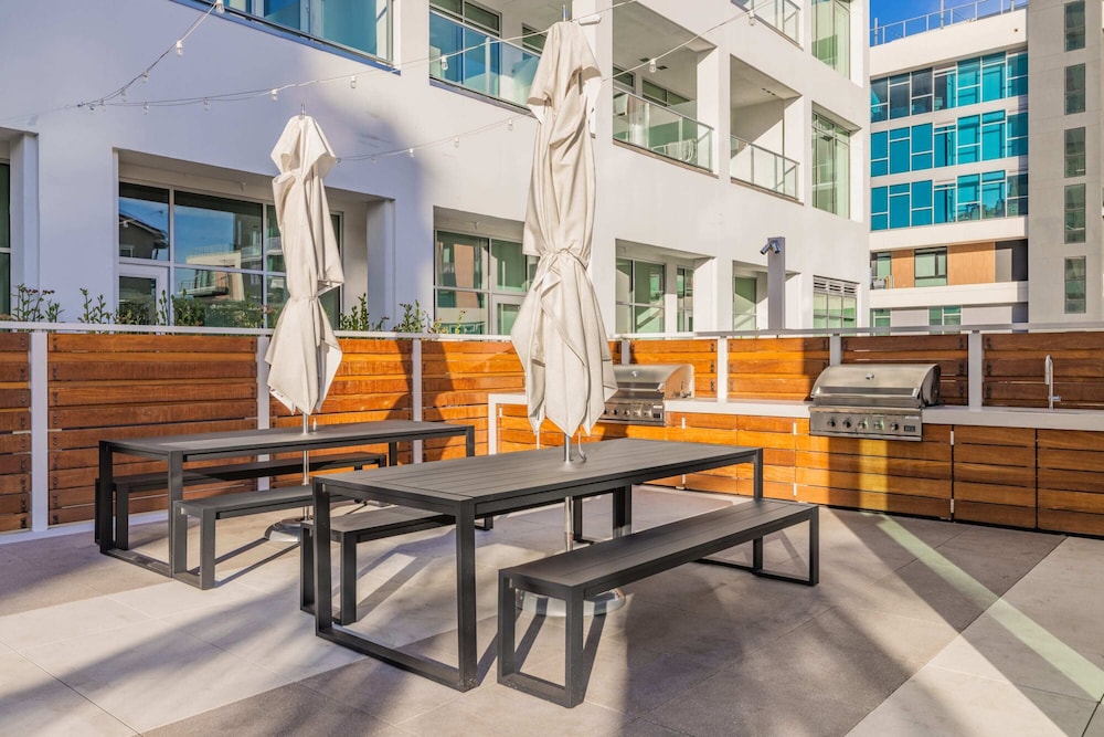 @marbella Lane - Chic 2BR Penthouse w/ Ocean Views