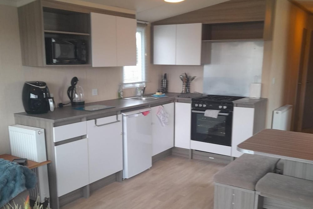 3 Bed-sleeps 6-pet Friendly-5 Min to Beach