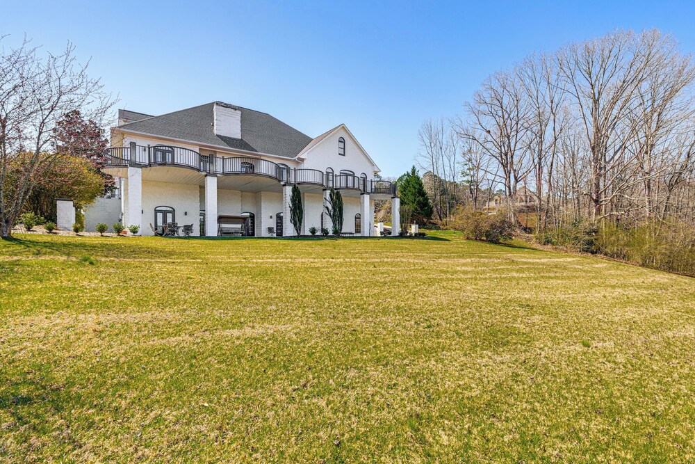 Golfer's Paradise: Meadow Lakes Manor Retreat!
