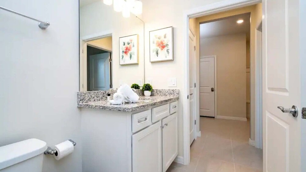 Modern 5BR Townhouse w Private Pool Near Disney