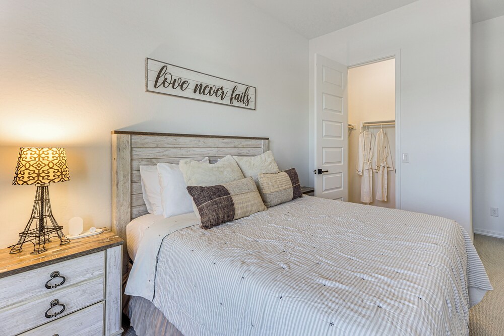 Getaway w/ Fenced Yard: 4 Mi to Phoenix Raceway