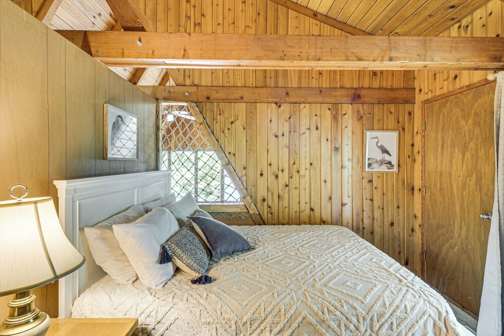 Canal Across Street: Family Cabin in Breezy Point!