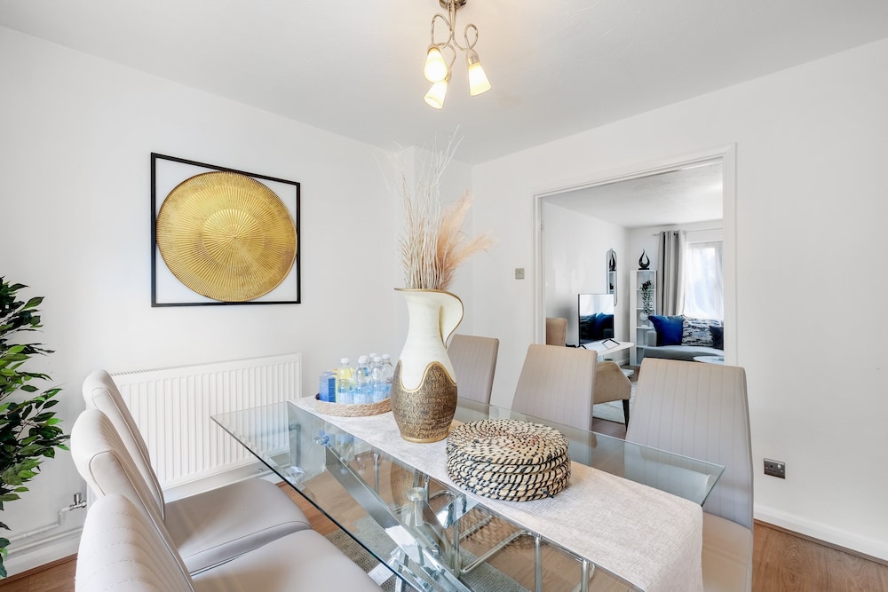 Sharp Close 4 Bedroom 2 Bath - Aylesbury