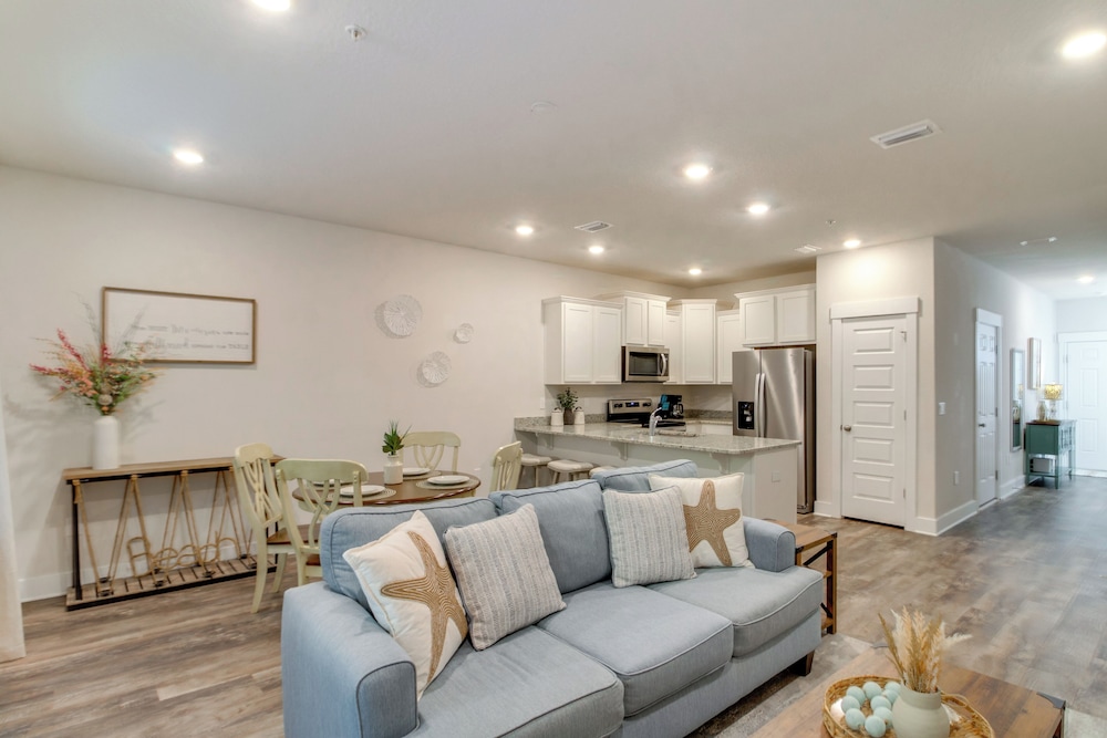 Pensacola Retreat w/ Pool Access, 20 Mi to Beach