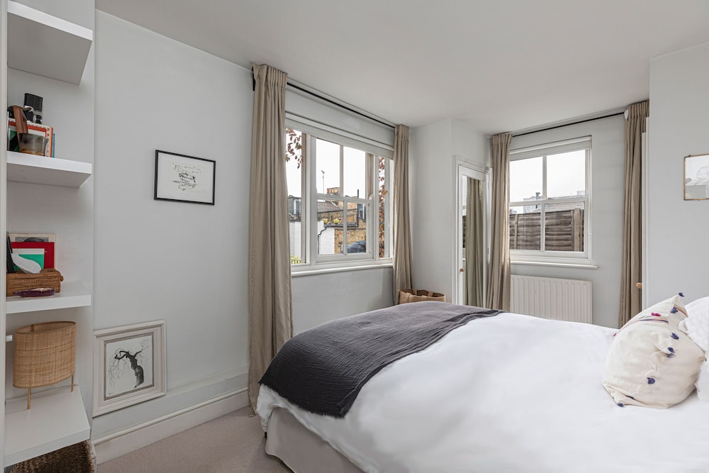 JOIVY Stylish 2-bed Flat w/ Terrace Near Battersea Park
