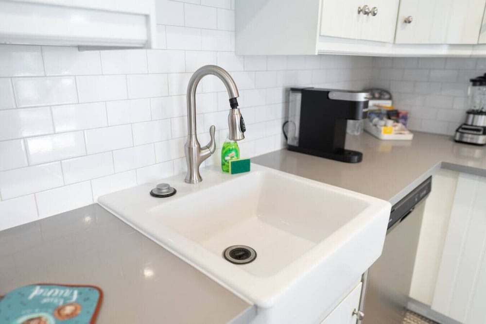 Updated 1BR House in Glendale With Private Fenced Yard p55