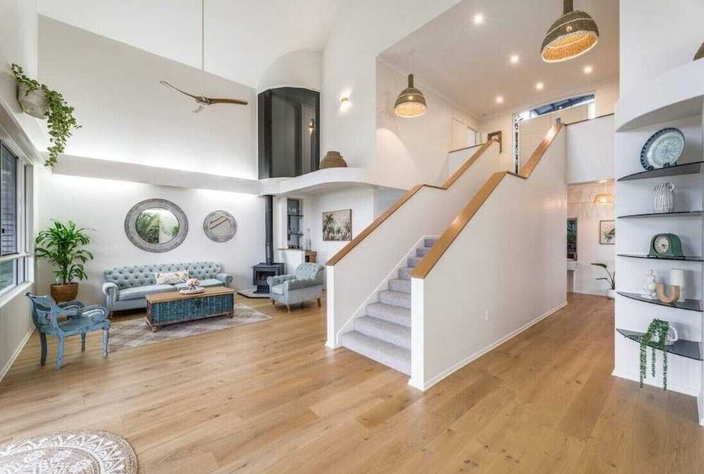 6 Bedroom Oasis in Burleigh Heads