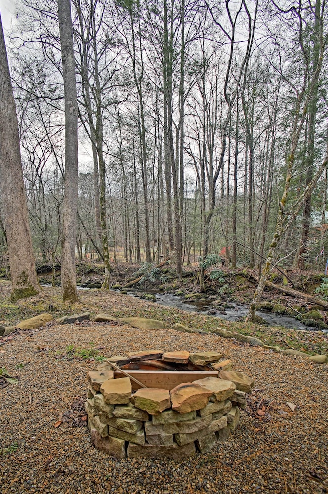 Creekside Cabin w/ Hot Tub in Gatlinburg!