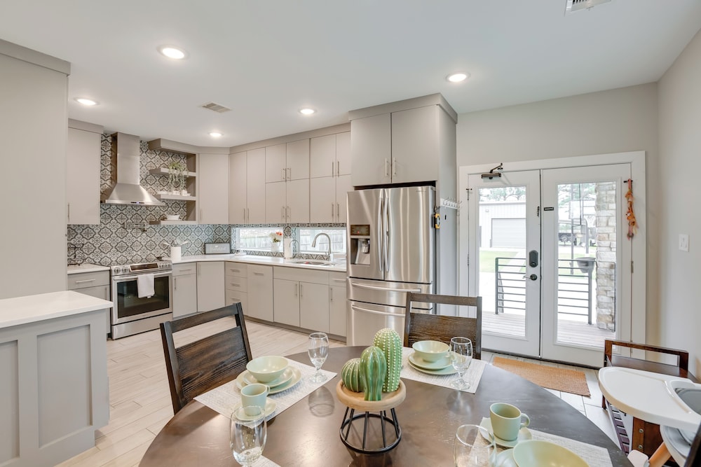 Pets Welcome: Home w/ Deck & Patio in Hockley!