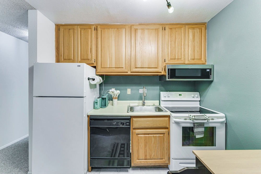 Easy Red River Ski Access! Outdoor Adventure Condo