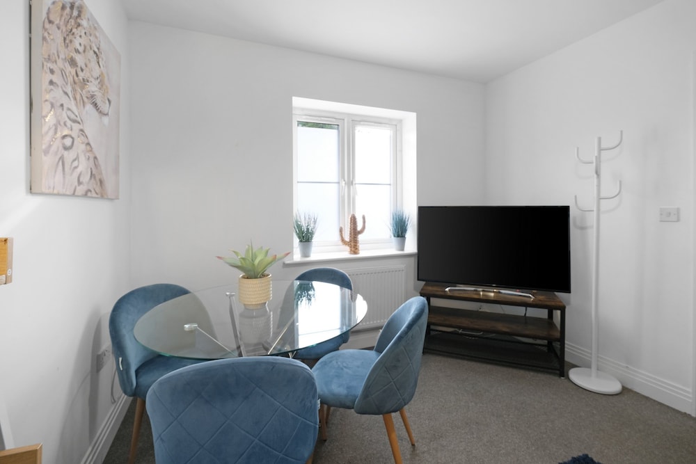 Spacious 6 Bedroom House in Denton Way