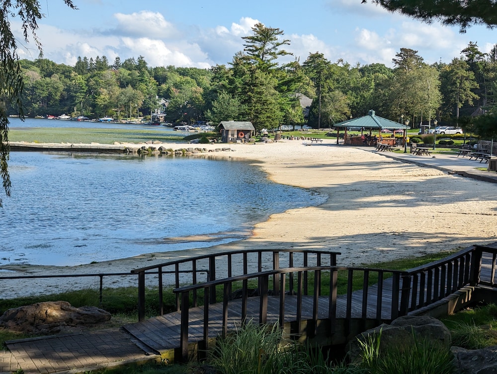 The Lodge Luxury Resort At Lake Harmony - Property Image 3