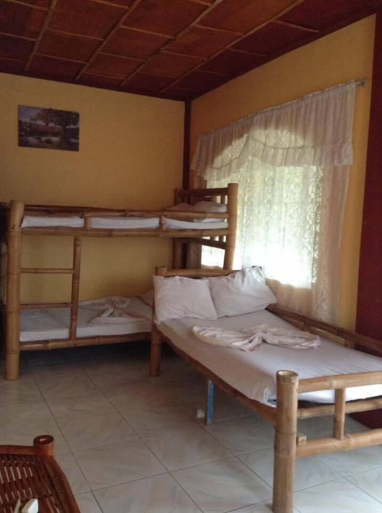 Treasure Isle Guesthouse - Hostel