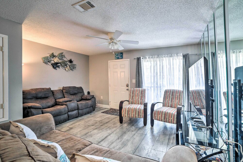Beautiful PCB Townhome: Balcony & Resort Amenities