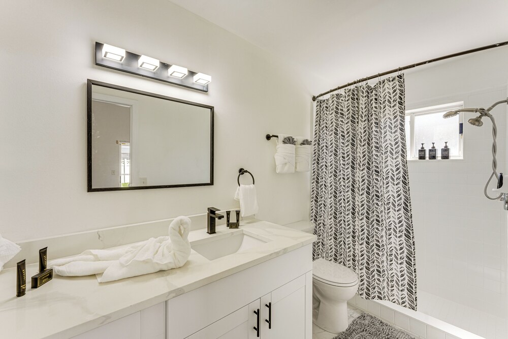 6 Mi to Disney World: Lake-view Retreat w/ Pool!