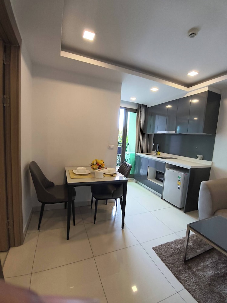 Luxurious Pattaya Apartment With Pool Access