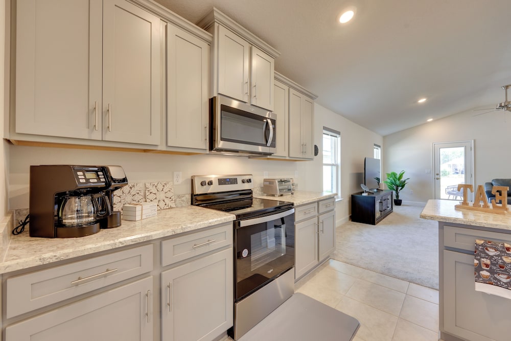 11 Mi to Ocean: Home w/ Pool Access in Palm Coast