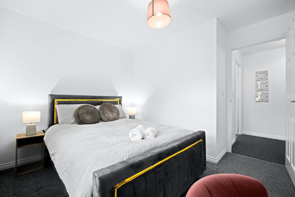 House - Sleeps 6, Garden & Free Parking