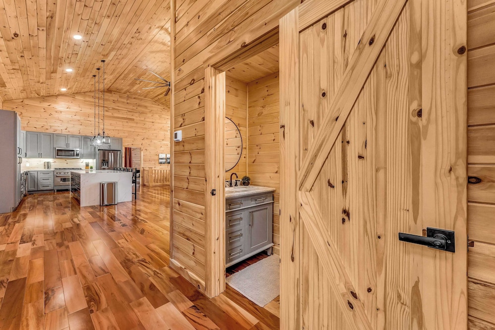 Grand Timber by Avantstay Indoor Pool, Sports Court, Game Room, & More!