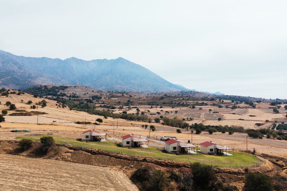 Pezoulia Cottages