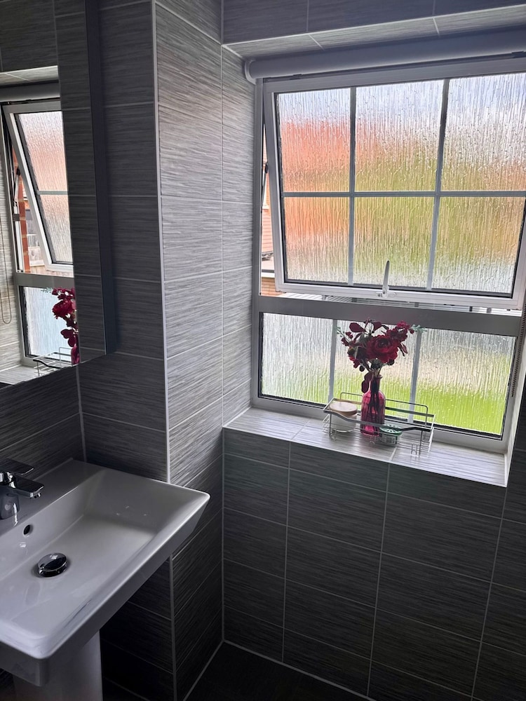 Luxurious Majestic 4 Bedroom- Free Parking
