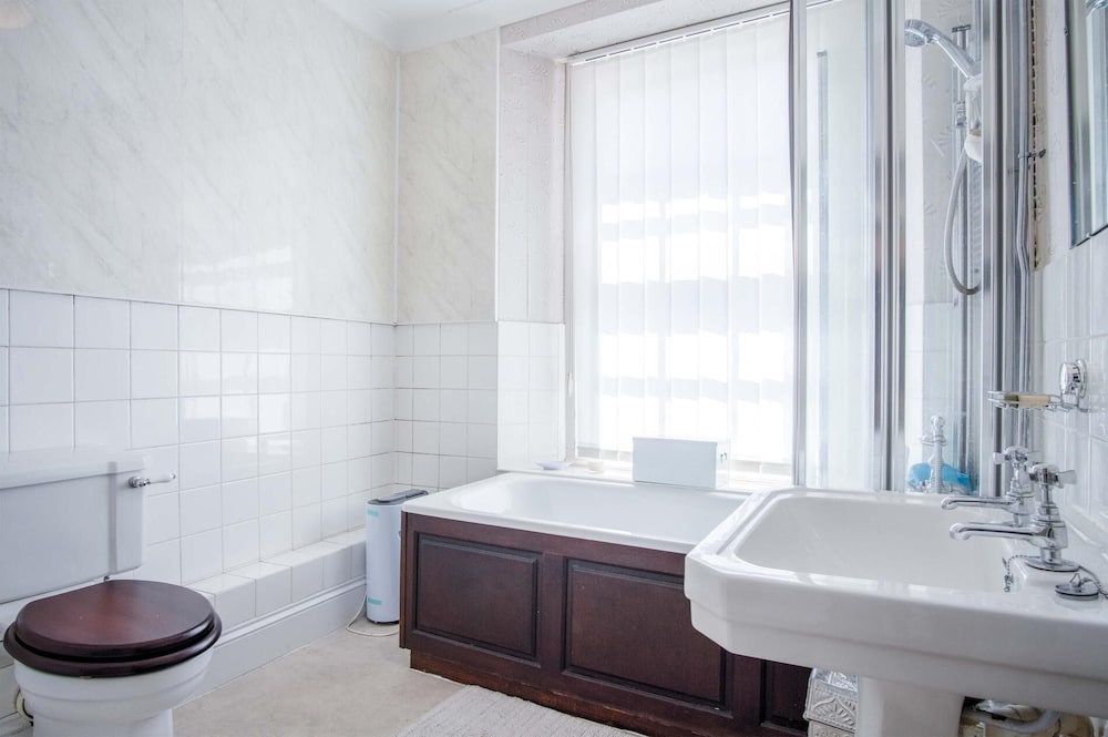 5 Belle Vue Court - 2 Bedroom Apartment - Tenby