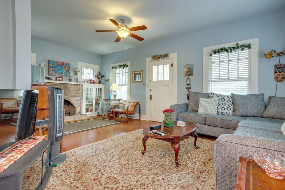 Charming Canyon Lake Cottage w/ Pool BBQ Pit! - Property Image 34