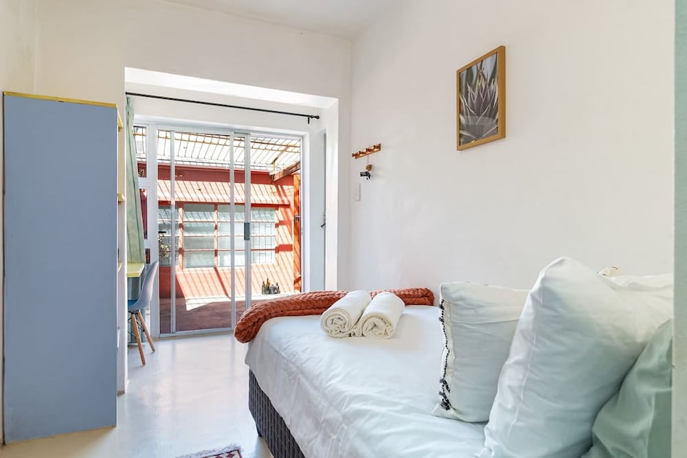 Funky Pet Friendly 2-bedroom Escape Bo-kaap