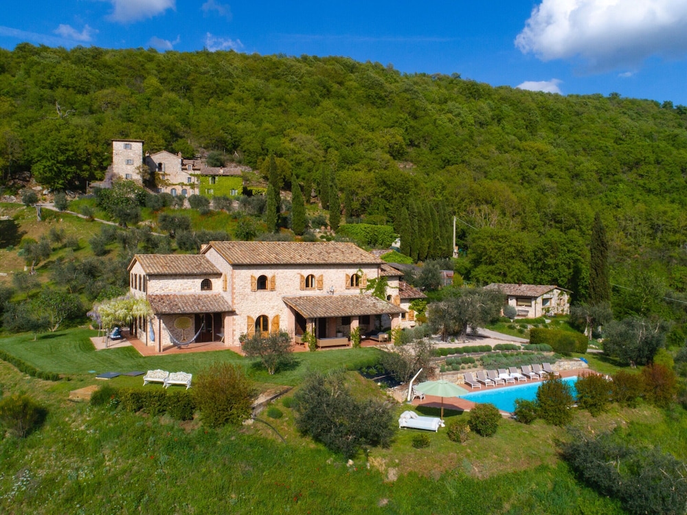 Villa in Umbria With Private Pool & Valley Views view 2