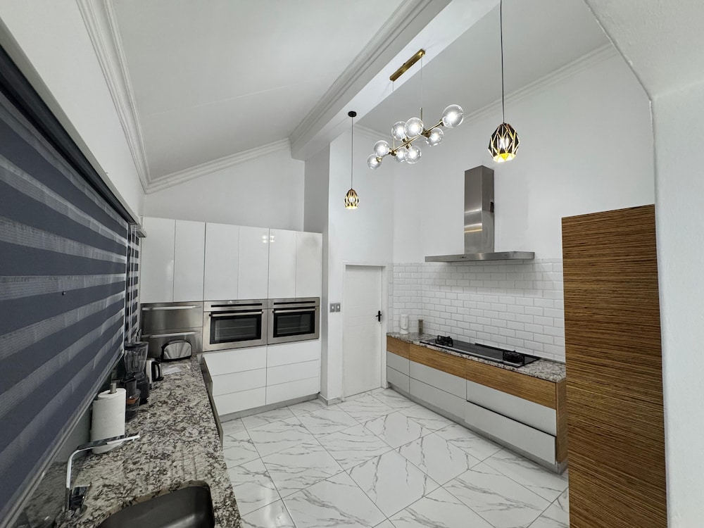 Bryanston Luxury Secure 4BR Haven