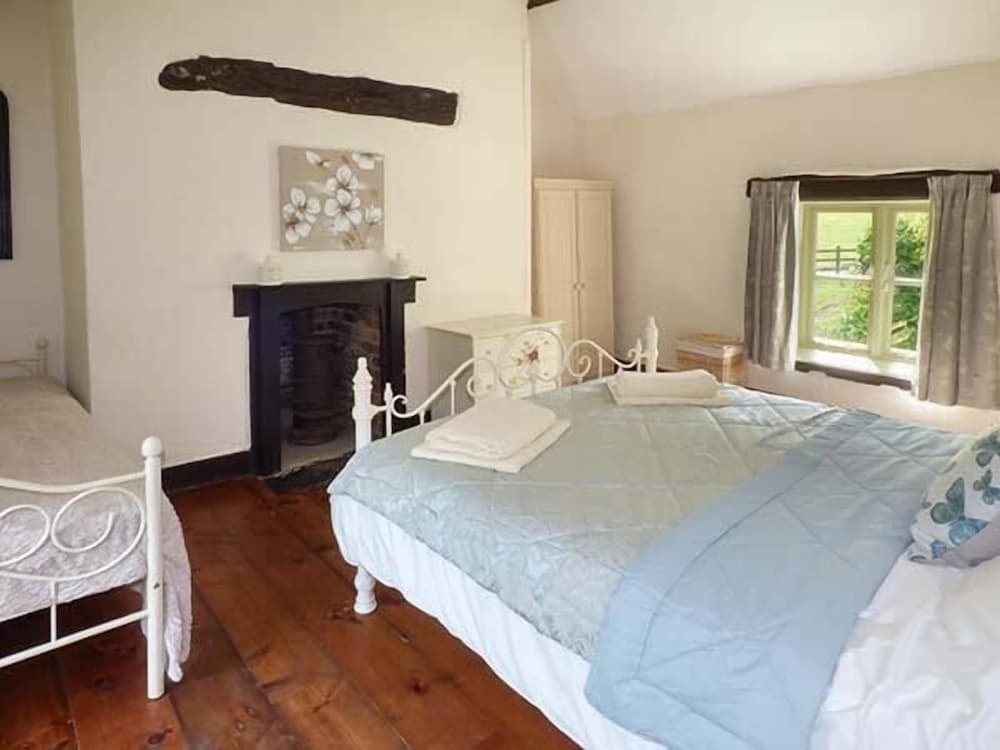 Ploony Cottage view 4