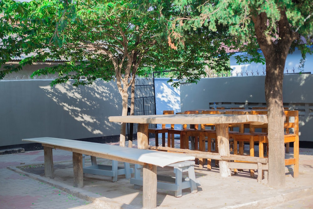 Sereni Pub & Lodge
