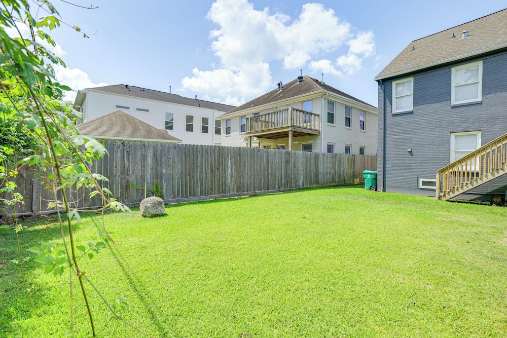 Condo 2 Mi to Houston Zoo & Museum District!