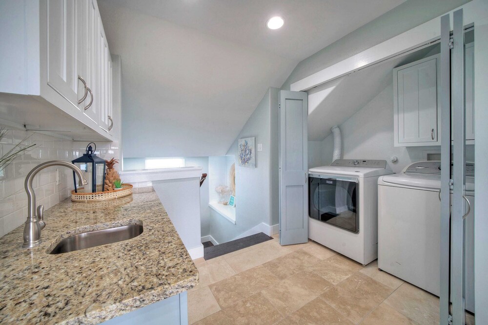Sleeps 22 2 Homes w/ Private Pool, Game Room, Nature Views 7 BDR Avantstay