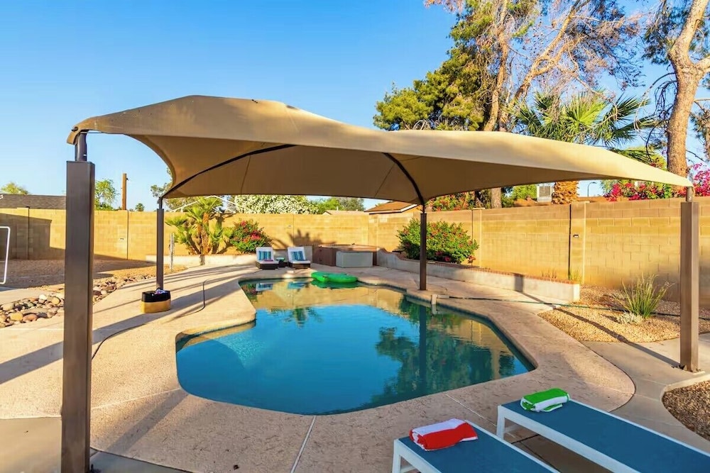 Chandler oasis with pool & hot tub